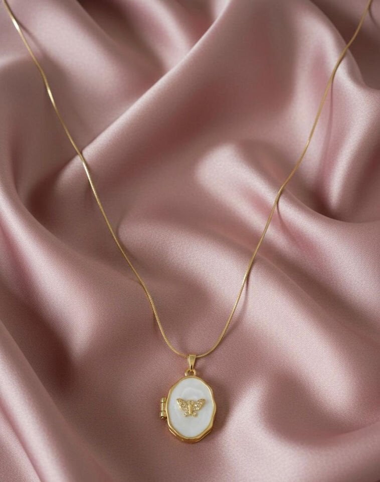 Gold Renk Açılabilir Madalyon Beyaz Mineli Kelebek Detaylı Nostaljik Kararmaz Çelik Zincir Kolye