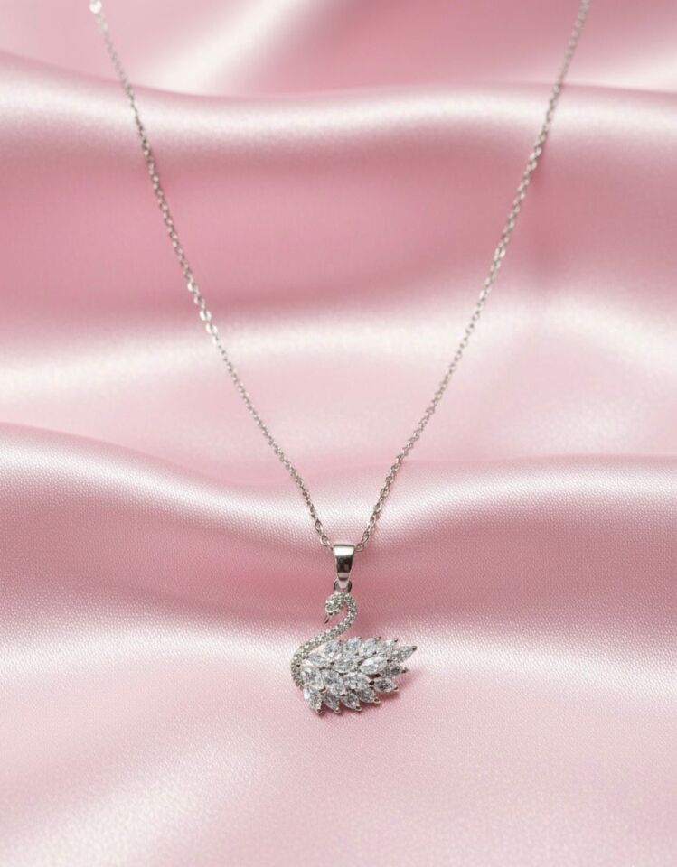 Gümüş Renk Zirkon Taşlı Kuğu Kolye - Işıltılı Baget Kesim Kuğu Tasarım Kolye